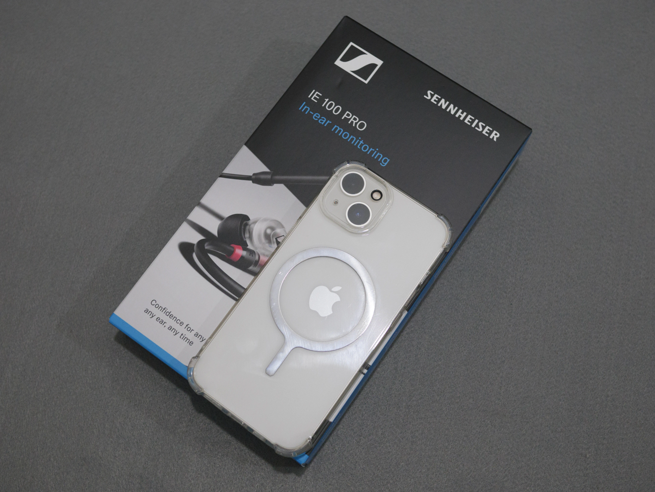 IE 100 PRO いや箱デカくね?(iPhone 13と比較)